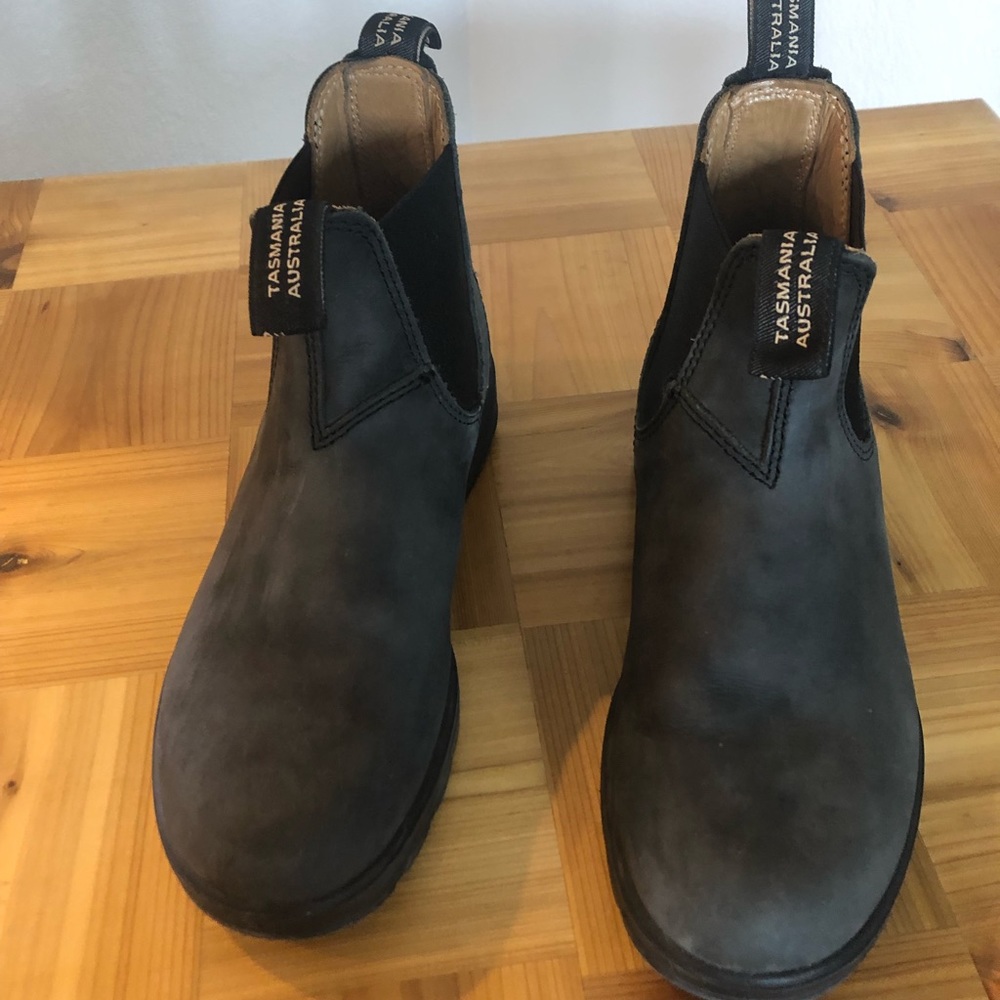 Rustic Black Women’s Blundstone Chelsea. Great condition and gently worn.